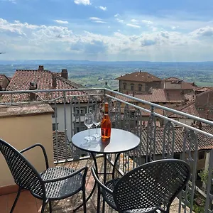 Cortona's Rooftop Nest Apartment